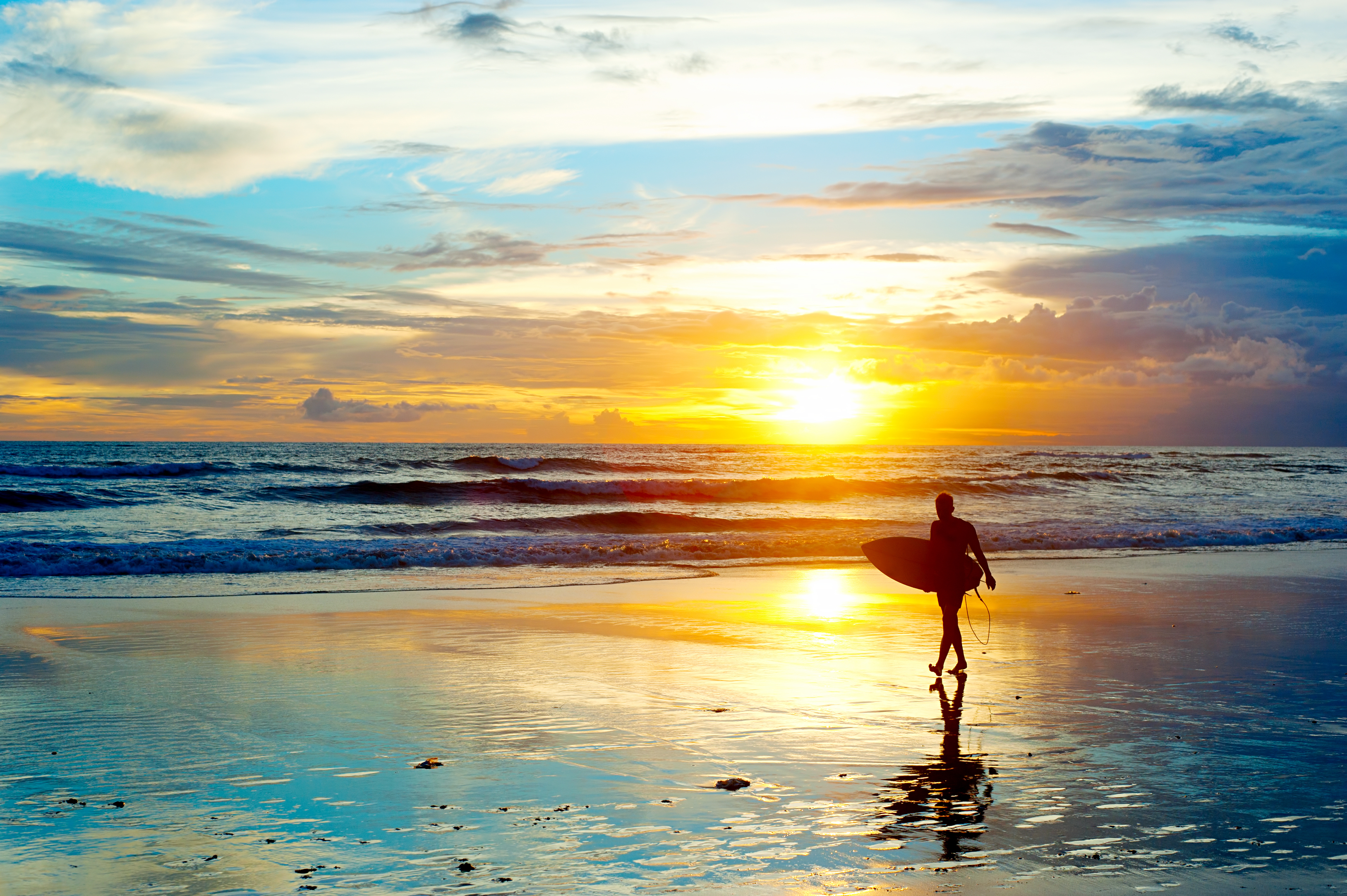 Здесь вас ждут морские пляжи целебные. Серфинг на Бали. Солнце пляж. Пляж закат. Море солнце.